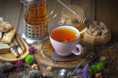 Kuru çay yapraklı tatlı, sıcak çay, eski bir arka planda..