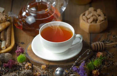 Kuru çay yapraklı tatlı, sıcak çay, eski bir arka planda..