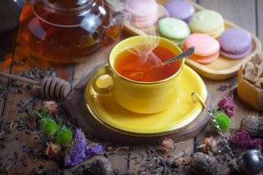 Kuru çay yapraklı tatlı, sıcak çay, eski bir arka planda..