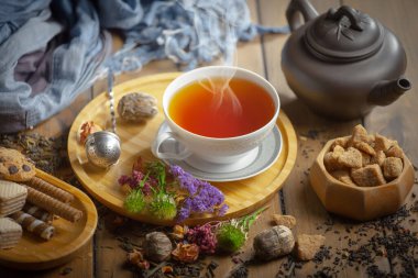 Kuru çay yapraklı tatlı, sıcak çay, eski bir arka planda..