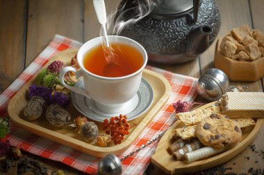 Kuru çay yapraklı tatlı, sıcak çay, eski bir arka planda..