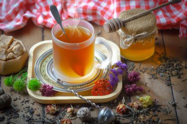 Kuru çay yapraklı tatlı, sıcak çay, eski bir arka planda..