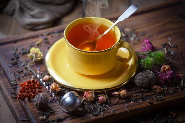 Kuru çay yapraklı tatlı, sıcak çay, eski bir arka planda..