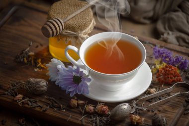 Kuru çay yapraklı tatlı, sıcak çay, eski bir arka planda..