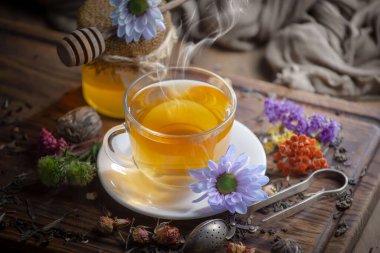 Kuru çay yapraklı tatlı, sıcak çay, eski bir arka planda..