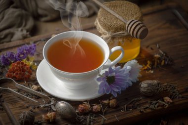 Kuru çay yapraklı tatlı, sıcak çay, eski bir arka planda..