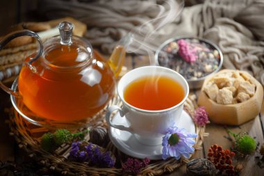 Arka planda bir fincan sıcak tatlı çay