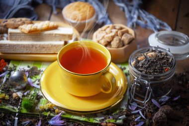 Arka planda bir fincan sıcak tatlı çay