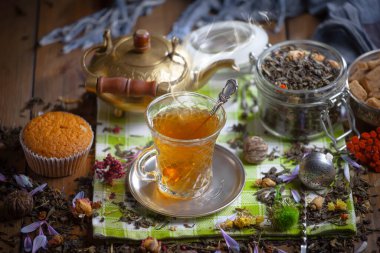 Arka planda bir fincan sıcak tatlı çay