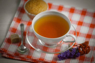 Arka planda bir fincan sıcak tatlı çay