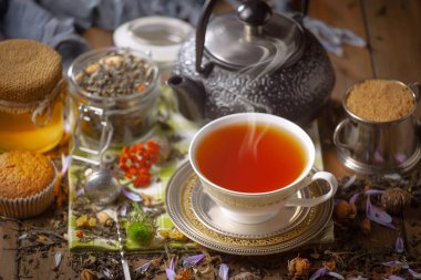 Arka planda bir fincan sıcak tatlı çay