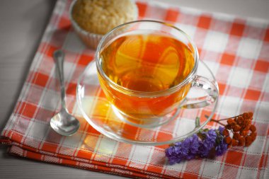 Arka planda bir fincan sıcak tatlı çay