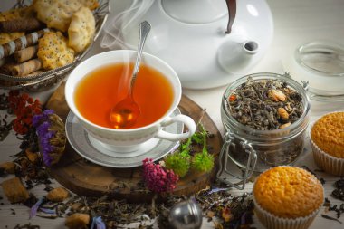 Arka planda bir fincan sıcak tatlı çay