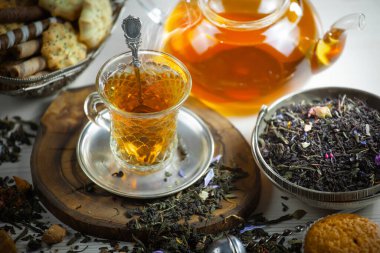 Arka planda bir fincan sıcak tatlı çay