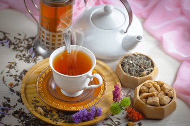 Arka planda bir fincan sıcak tatlı çay