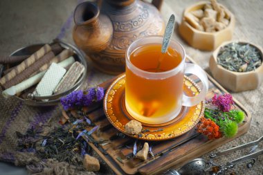 Arka planda bir fincan sıcak tatlı çay