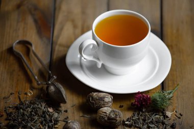 Arka planda bir fincan sıcak tatlı çay