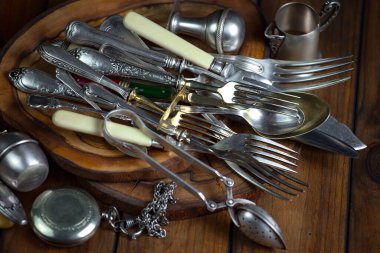 Eski bir arkaplanda gümüş eşyalar.