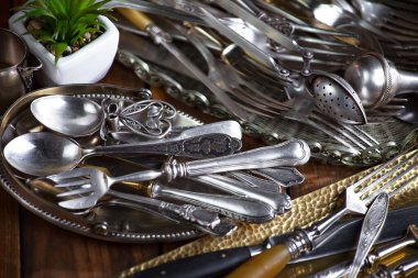 Eski bir arkaplanda gümüş eşyalar.