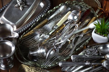 Eski bir arkaplanda gümüş eşyalar.