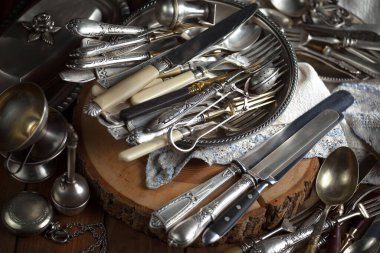 Eski bir arkaplanda gümüş eşyalar.