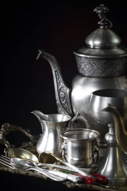 Eski bir arkaplanda gümüş eşyalar.