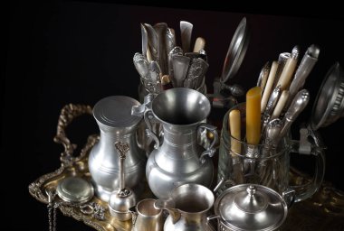 Eski bir arkaplanda gümüş eşyalar.