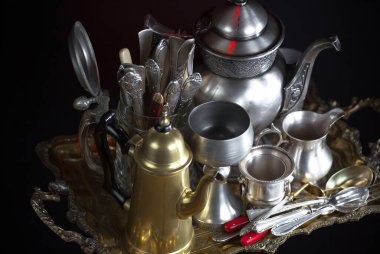 Eski bir arkaplanda gümüş eşyalar.