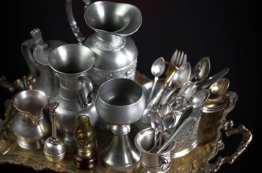 Eski bir arkaplanda gümüş eşyalar.