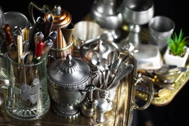 Eski bir arkaplanda gümüş eşyalar.