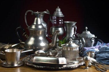 Eski bir arkaplanda gümüş eşyalar.