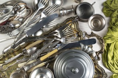 Eski bir arkaplanda gümüş eşyalar.