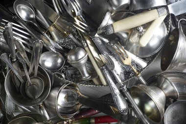 Eski bir arkaplanda gümüş eşyalar.