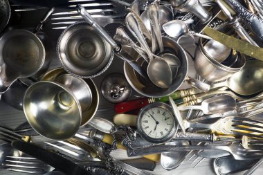 Eski bir arkaplanda gümüş eşyalar.