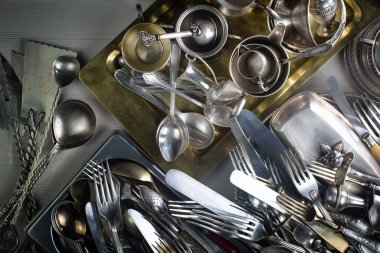 Eski bir arkaplanda gümüş eşyalar.