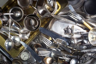 Eski bir arkaplanda gümüş eşyalar.