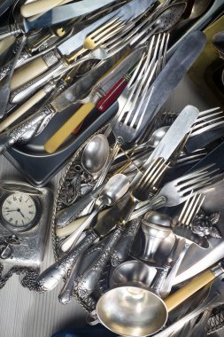 Eski bir arkaplanda gümüş eşyalar.