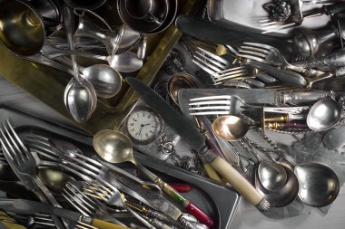 Eski bir arkaplanda gümüş eşyalar.