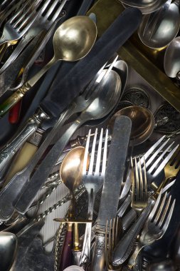 Eski bir arkaplanda gümüş eşyalar.