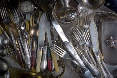 Eski bir arkaplanda gümüş eşyalar.