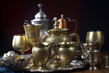 Eski bir arkaplanda gümüş eşyalar.