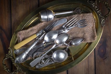 Eski bir arkaplanda gümüş eşyalar.