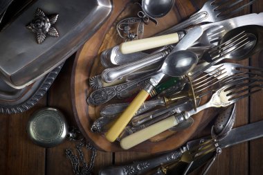 Eski bir arkaplanda gümüş eşyalar.