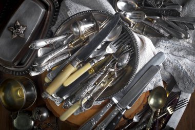 Eski bir arkaplanda gümüş eşyalar.