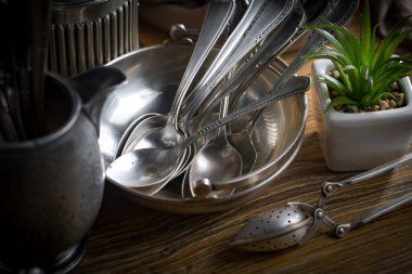 Eski bir arkaplanda gümüş eşyalar.