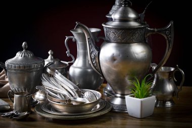 Eski bir arkaplanda gümüş eşyalar.