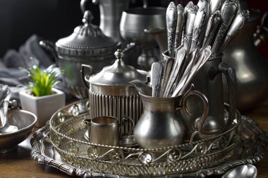 Eski bir arkaplanda gümüş eşyalar.