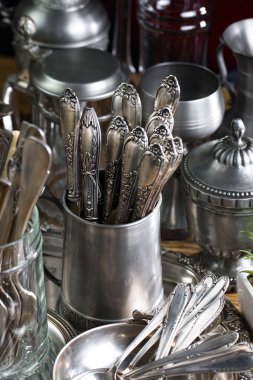 Eski bir arkaplanda gümüş eşyalar.