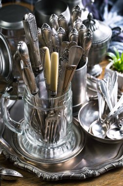 Eski bir arkaplanda gümüş eşyalar.