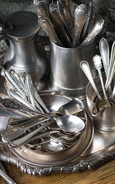 Eski bir arkaplanda gümüş eşyalar.